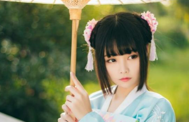 白人穿汉服颜值高,看到黑人穿汉服后,网友:尴尬得抠了三室一厅
