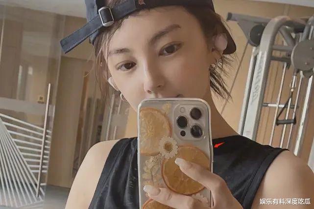 张雨绮|张雨绮：晒照摆造型，前凸后翘大长腿，“蚂蚁腰”太惹眼！