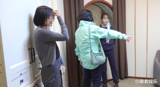 |杨紫深入体验角色生活！双腿纤瘦裤子空荡，口罩挂耳上认真摸沙子