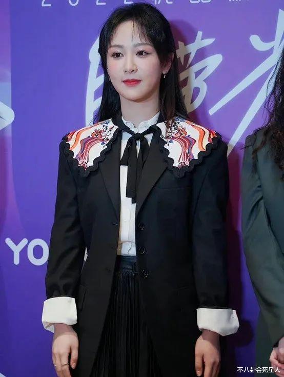 鞠婧祎|身材一般却努力凹造型，红毯上像个笑话，这些女星还是认清现实吧