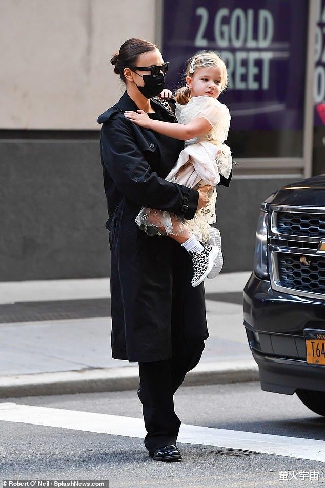 伊莲娜|超模伊莲娜久违带娃，全黑装比卡戴珊的更自然，女儿被打扮成公主