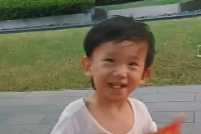 应采儿|应采儿晒一家四口合影庆元旦，小儿子hoho表情严肃，容貌又变了