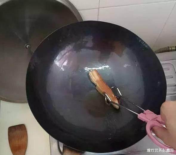 爆炸营养彭鑫蕊|常用不粘锅炒菜会致癌？全氟辛酸铵是不是有毒物质？看美国回答