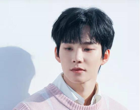 周彦辰|25岁男星恋情遭曝光，与美女牵手逛街亲密拥抱，不抽烟人设崩塌