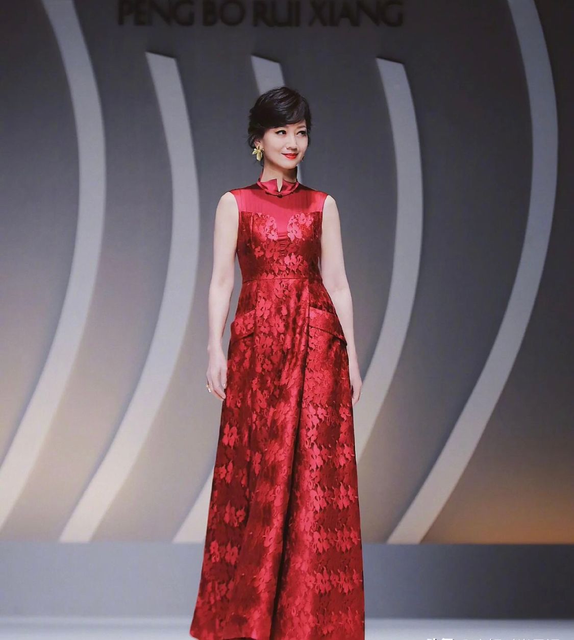 赵雅芝|赵雅芝真是奶奶辈的“身材天花板”，一袭红色旗袍裙走秀，好惊艳