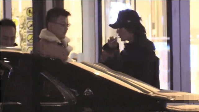 黄志忠|52岁黄志忠被批没素质,在禁烟区吞云吐雾丢烟头,周围满是易燃物