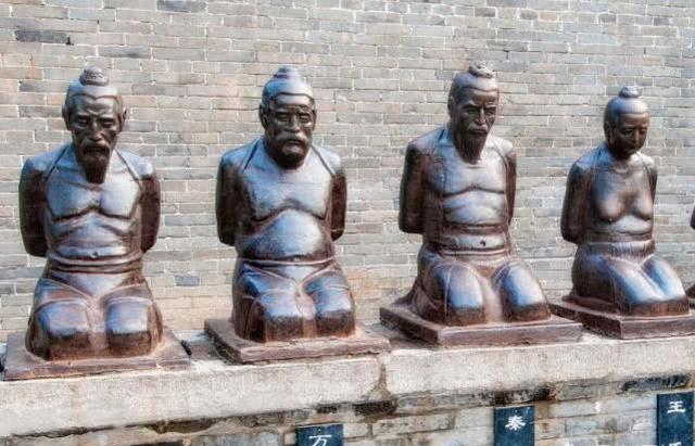 如同耳边过风|岳飞墓前原本跪着5个人,现在只有4个人在跪了,另外一个为什么不跪了,他是谁?