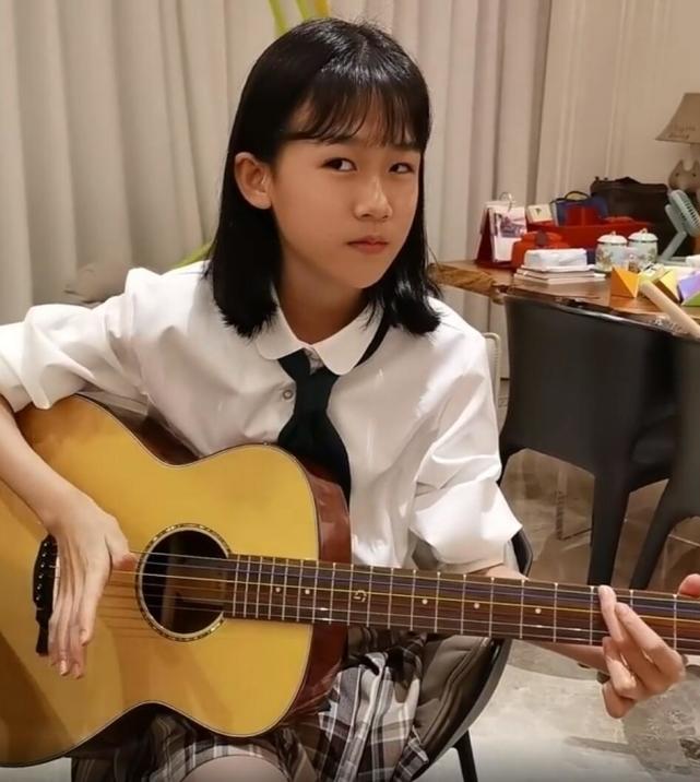 贝儿|陆毅大女儿弹吉他，妹妹故意捣乱贝儿翻白眼，姐姐换牙后撞脸爸爸