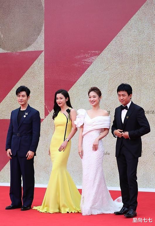 李冰冰|董卿接班人气场够霸道!撞衫凯特4万斗篷裙,可惜头身比输李冰冰