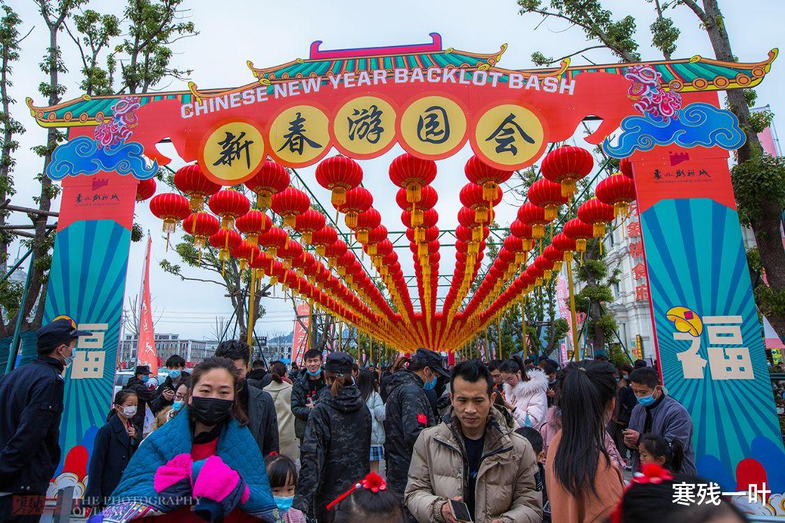 寒残一叶 年味浓节目多,大年初二浙江象山影视城景区游客爆棚,场面壮观