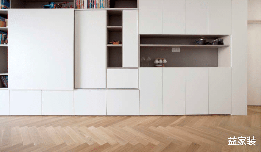 六口之家也能温馨又实用，一面电视墙，就能解决收纳问题