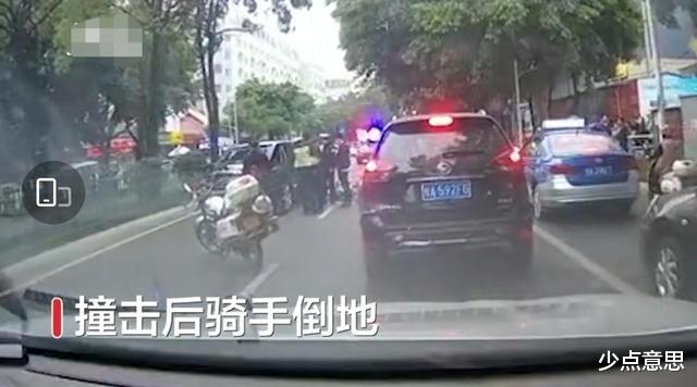 少点意思 广西南宁:电动车夹缝中撞上“劳斯莱斯”,骑手倒地不起看手机!