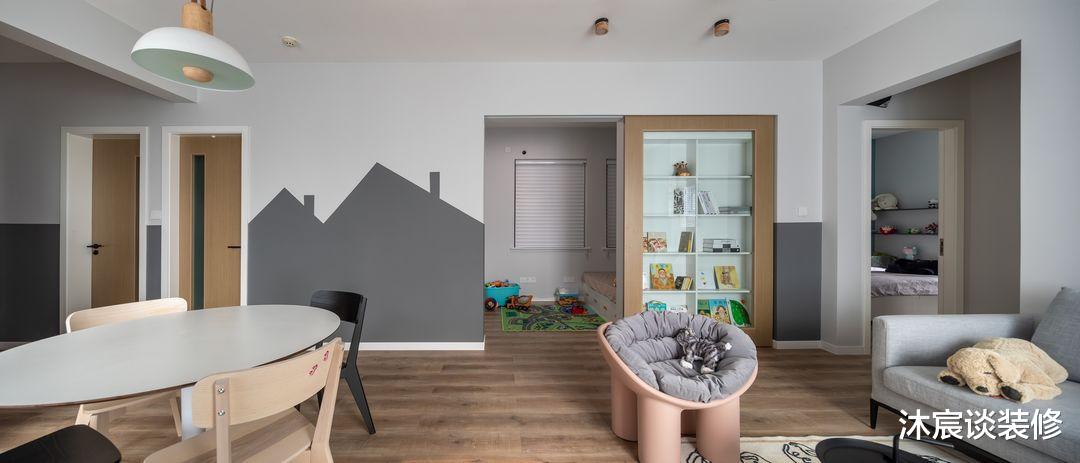 沐宸谈装修 这对夫妻有远见，把客厅“挪位”后，室内好敞亮，全屋高级又实用