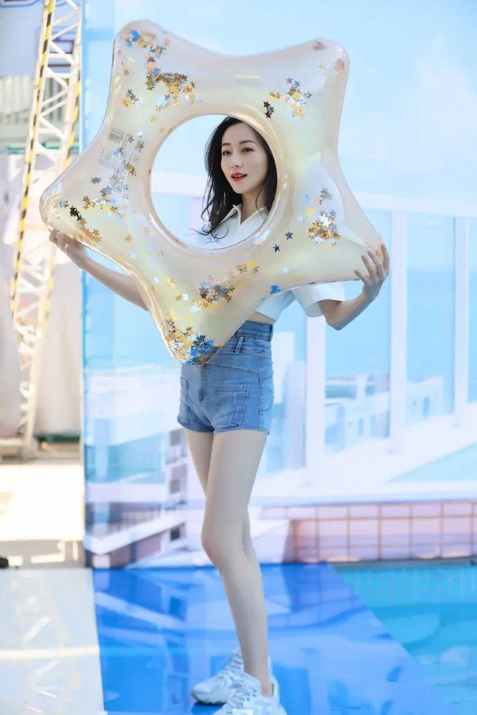 闲鱼有话说|韩雪与钟楚曦同穿蓝色碎花裙，一个优雅一个甜美，真看不出差10岁