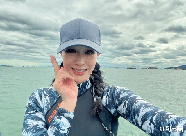 钟丽缇|张伦硕一家到海边冲浪，51岁钟丽缇重现人鱼身材，俩女儿大长腿吸睛