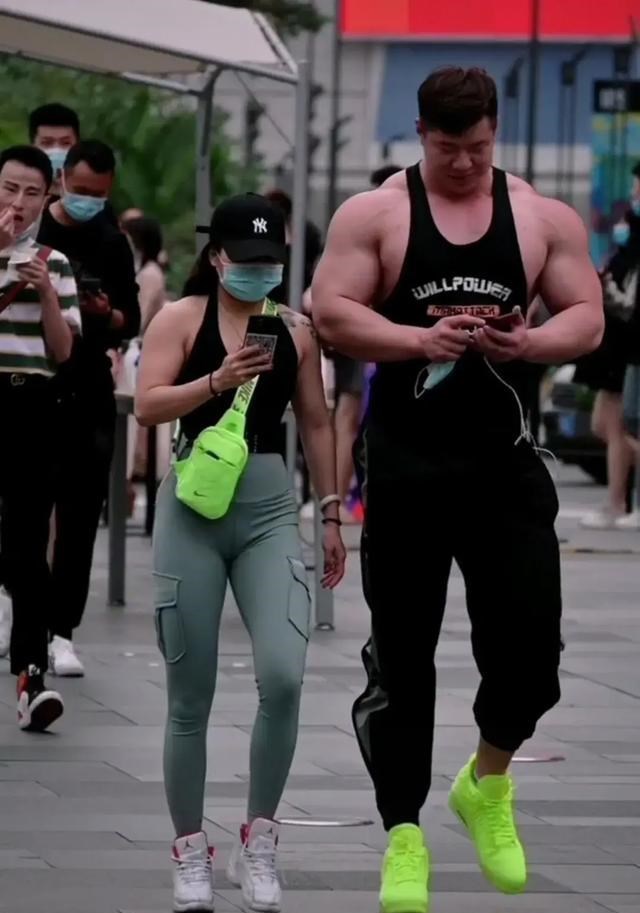 情侣 成都街头出现一对健身情侣，引起大家热议