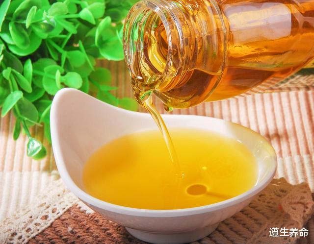 花生油、菜籽油和玉米油,哪种油更健康?提醒:这2种油尽量少吃