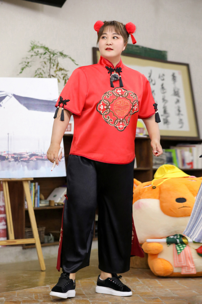 猫姐穿搭经 贾玲的体重总算“刹车”了，修身版唐装也敢穿出来，成胖女孩榜样