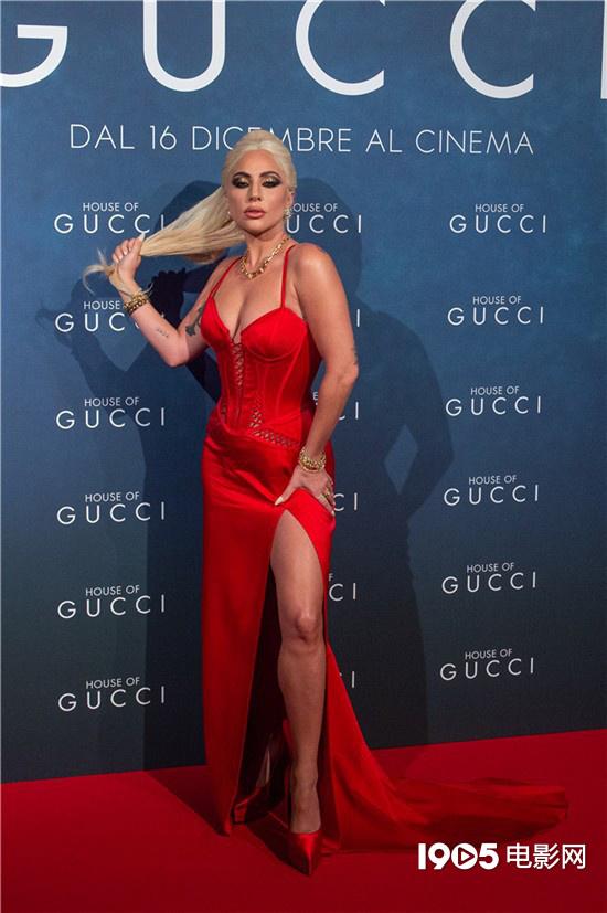 Lady Gaga|《古驰家族》米兰首映 Lady Gaga吊带裙艳丽性感