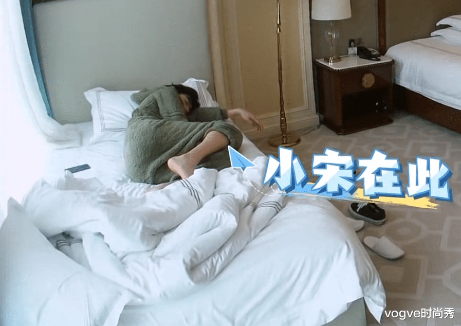 明星素颜|同样是“起床照”，看到宋亚轩和王一博，谁是素颜男神一目了然?