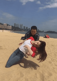 萌控孩|“哥们，你是不是忽略了车窗是透明的？别以为没人看得见！”哈哈