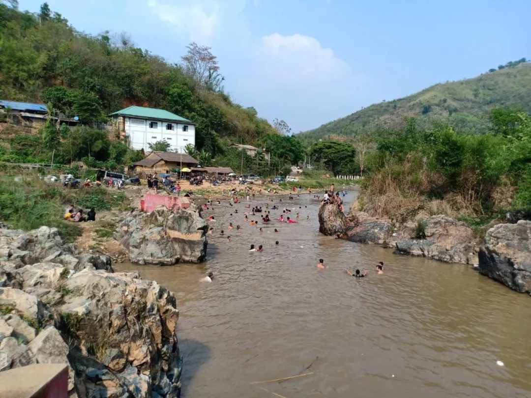 风水人生 泼水节第三天，缅甸掸邦边境民众聚集河边玩起了“湿身派对”