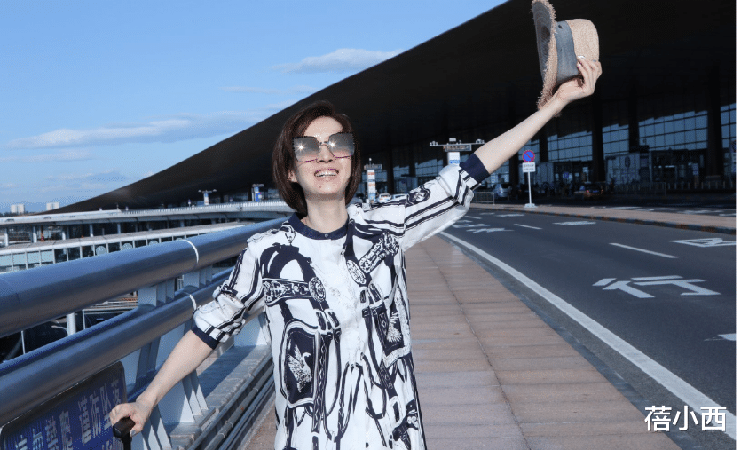 |刘敏涛剪了短发真洋气，穿印花上衣配阔腿裤，再戴帽子显瘦又显高