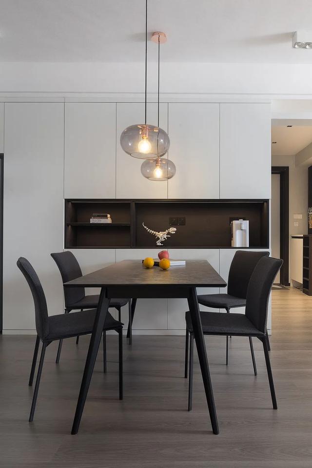 手办|125㎡现代黑白灰+木质感，简雅舒适无主灯，品质生活好自然