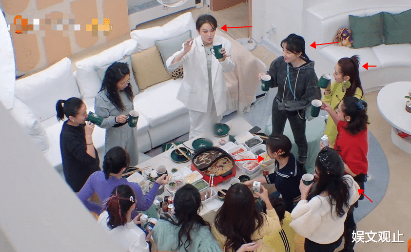 发型|陈妍希太敢了，斜刘海高丸子头，这“千禧年”造型一般人没法驾驭