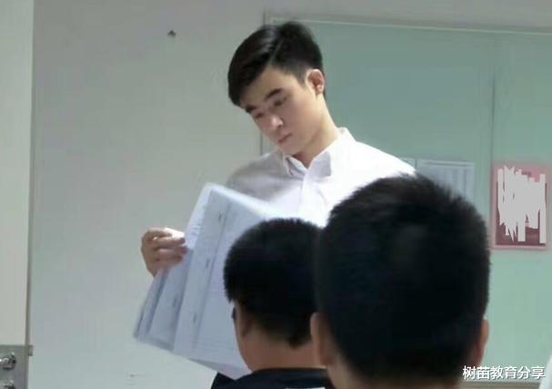 重庆一男教师因“撞脸”明星走红,长相帅气,网友看了想回去读书