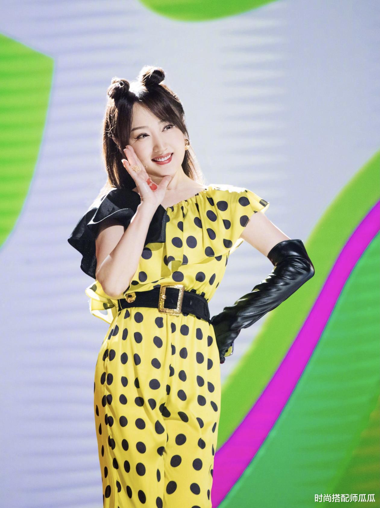 穿衣搭配|杨钰莹真够自信的，走机场大玩“下衣失踪”，奶奶年纪还穿的像少女