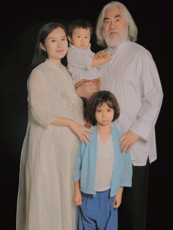 敢死队|张纪中娇妻怀上第三胎？杜星霖腹部隆起特意打码：喜鹊枝头叫喳喳