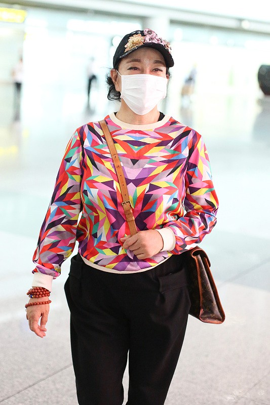 BiuVogue 刘晓庆虽然上了年纪，但心态很年轻，穿彩色上衣很时髦