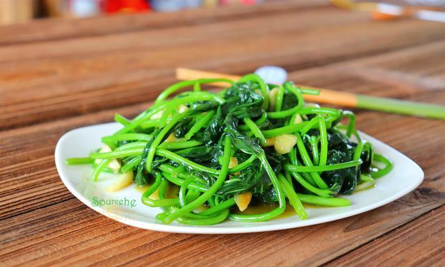 小东妈妈育儿|进入7月，遇见这菜必买，加大蒜炒一炒，拿肉都不换，太好吃了！