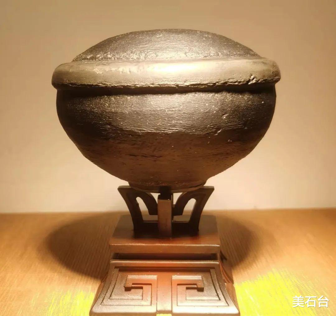 十几人挑剩下的,200元捡漏的石头,他卖了8万