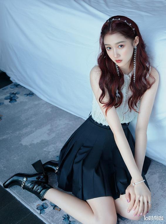 lo时尚咖 关晓彤“没了滤镜”状态反倒更自然,穿短裙秀出漫画腿,更显成熟