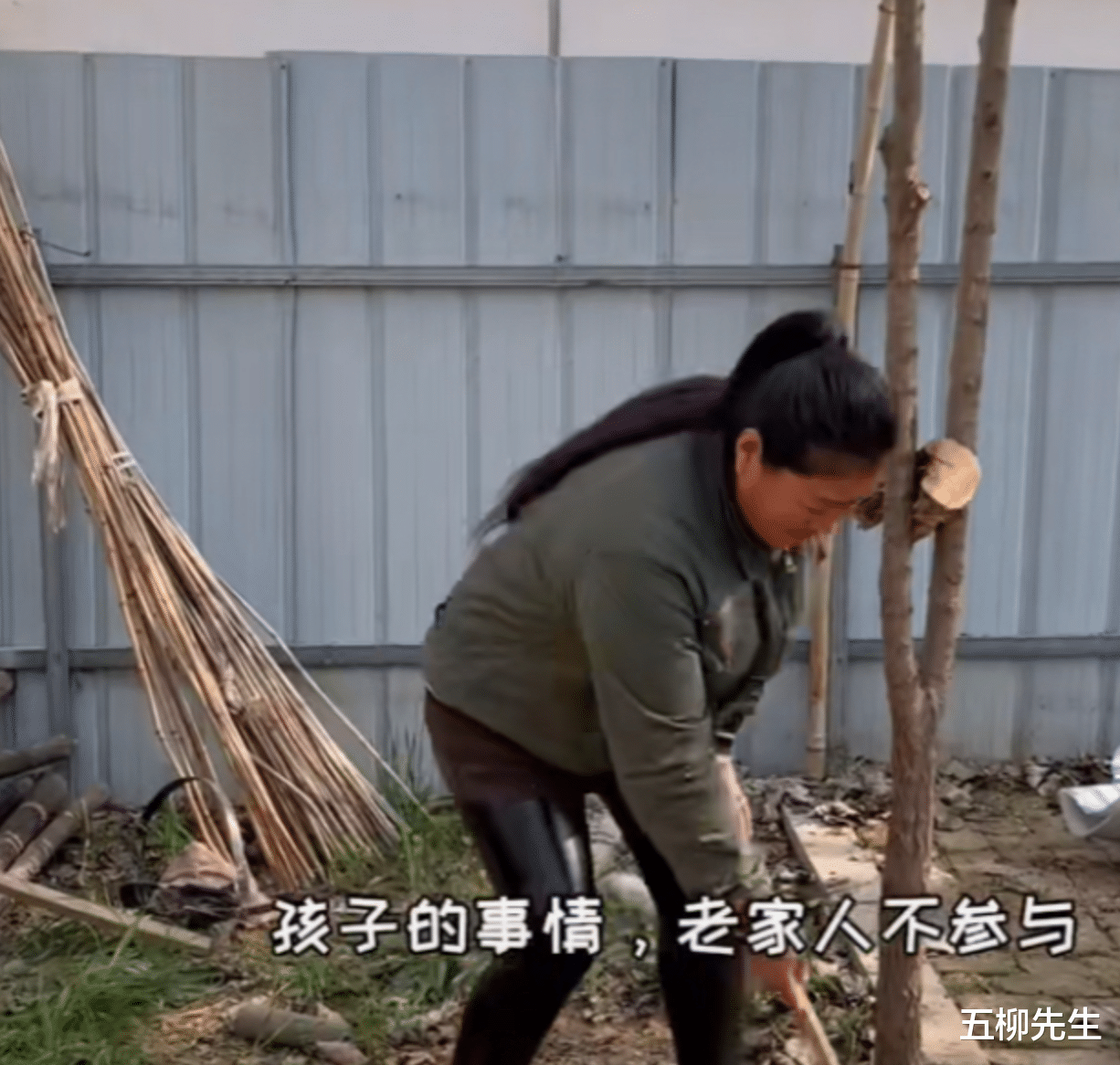 陈亚男|陈亚男离婚风波后首出镜，直播带货人气破9万，大衣嫂11字回应