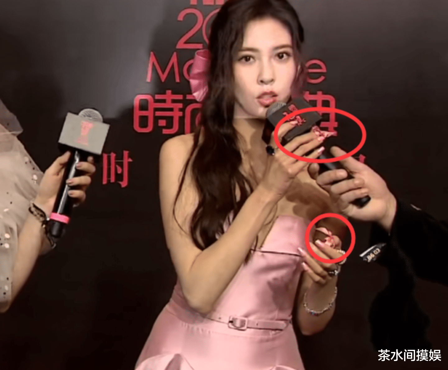 娄艺潇|明星红毯抢镜花招多：有人脱手套秀美甲，有人捧碗走红毯