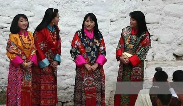不丹同胞四姐妹共嫁一夫，9年後補辦婚禮，稱丈夫是最英俊的國王-圖3