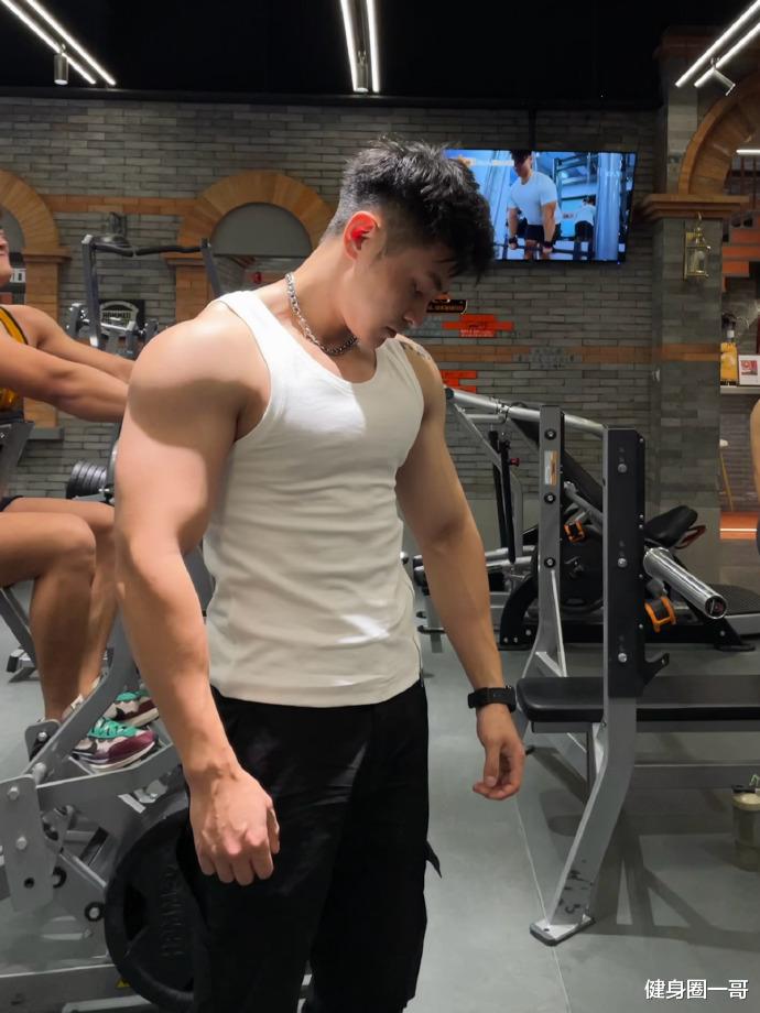 健身圈一哥 黝黑色肌肤健身教练，酷酷的巨蟹座大男孩，一身腱子肉帅气逼人！