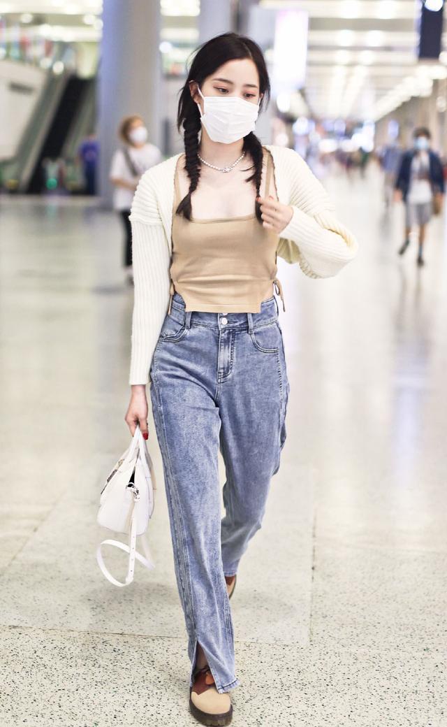 旗袍公馆|欧阳娜娜真是长大了,机场穿吊带大胆秀身材,又要美出圈了