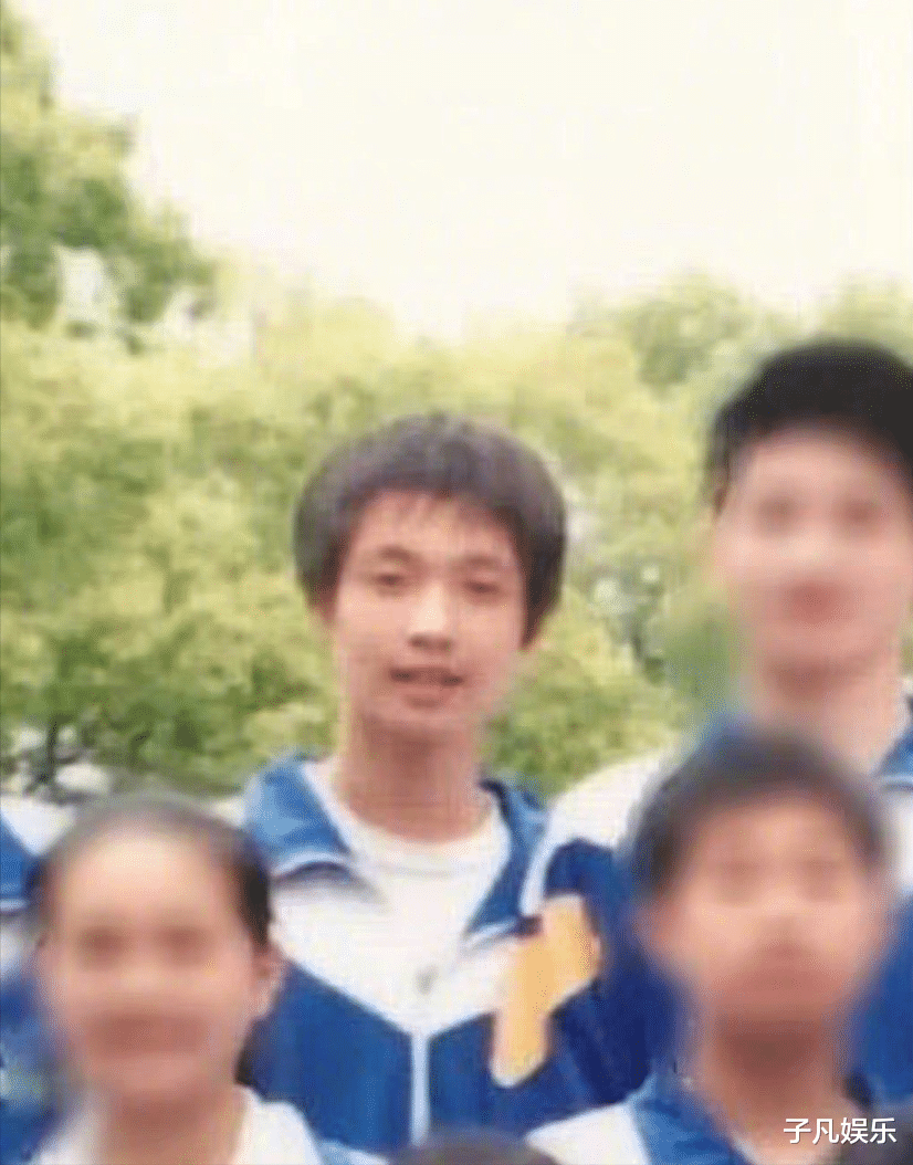 张艺兴|张艺兴初中照曝光，对比现在好像哪里变了，又好像什么都没变