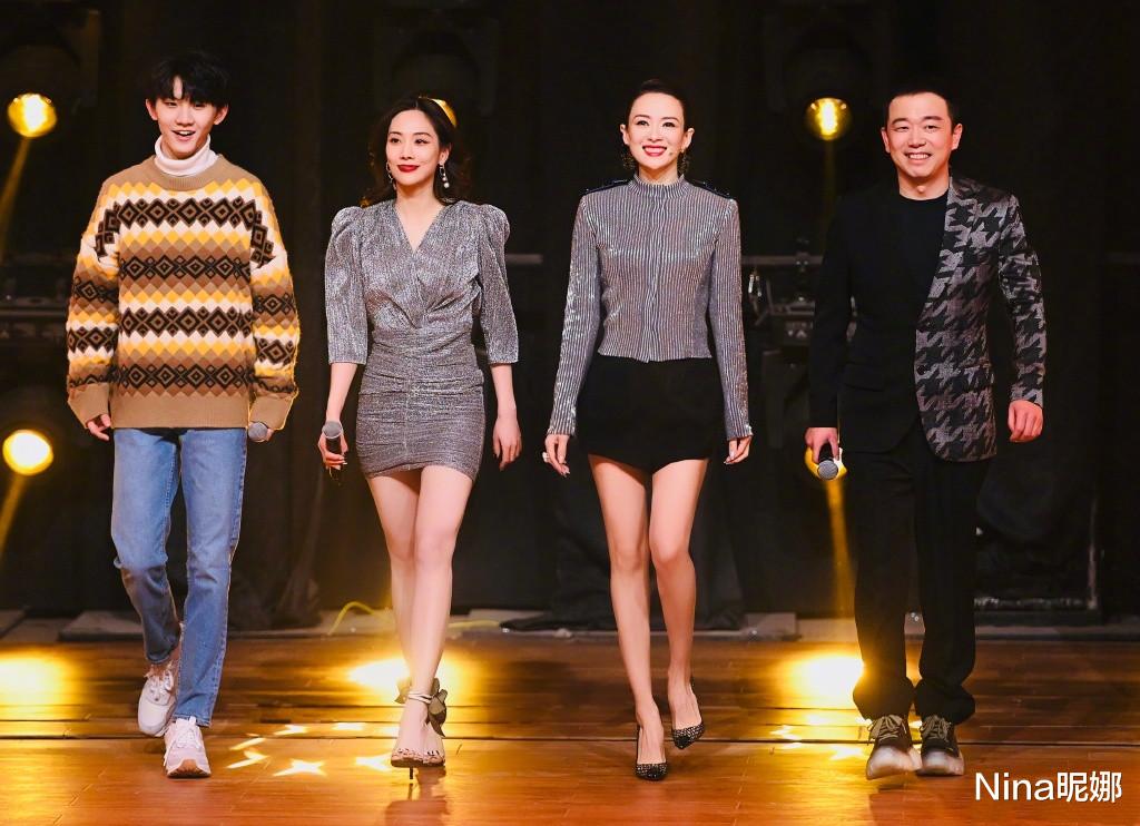 山河令|章子怡独自冲浪，42岁穿露脐泳衣秀少女身材，生完俩娃没有一丝赘肉