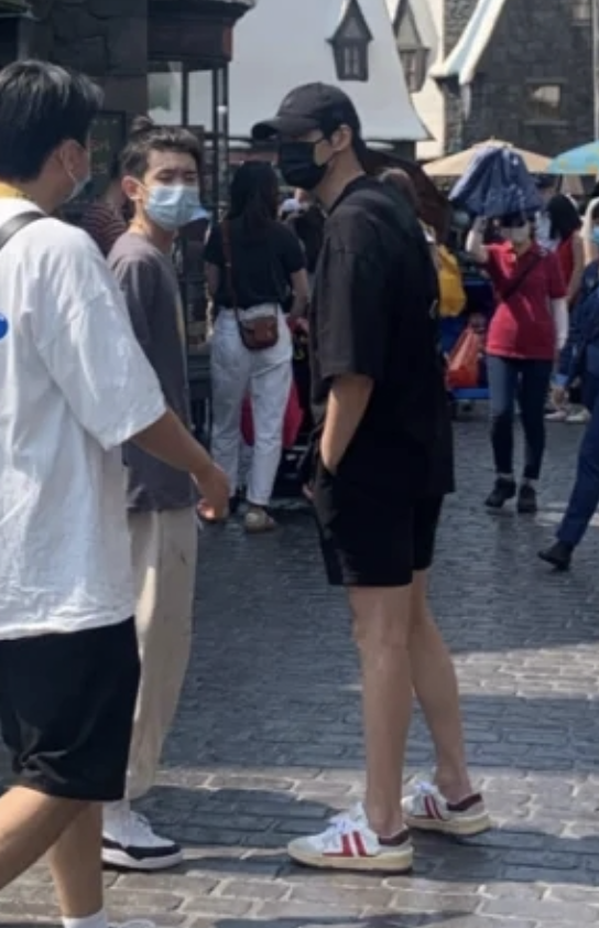 乔欣|众星环球影城被偶遇，王源魏大勋包裹严实，乔欣花式摆拍秀好身材