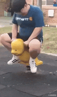 “前租客留下的,在床底下发现的,这是啥啊?”