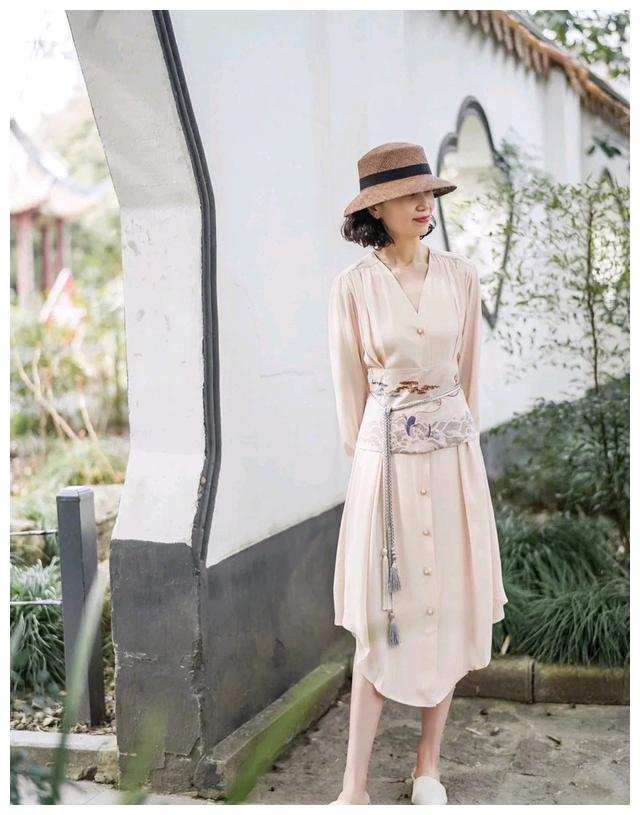 穿衣搭配|赵雅芝扮嫩有资本，穿橙色大衣配马尾辫还挺好看，一般奶奶学不来