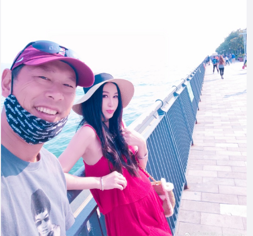 温碧霞|54岁温碧霞疑似怀孕？腹部明显隆起，身材走样胖出新高度