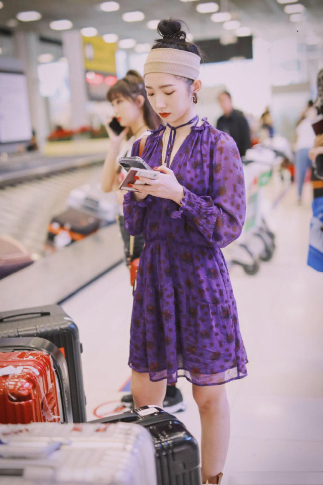 孟美岐|孟美岐真是“时髦精”,穿紫色薄纱裙搭配发带扎丸子头,减龄又时尚