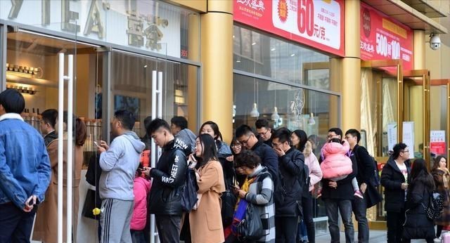 还债|10个开店9个亏，靠一杯奶茶暴富的美梦，该清醒了