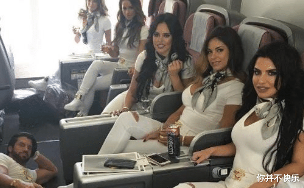 聚会|富豪在家搞派对，把老婆女伴当狗遛，女儿习以为常：我喜欢热闹